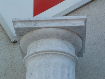 Colonna in marmo - dettaglio capitello.JPG