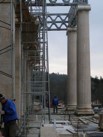 Montaggio colonne in marmo antisismiche 02.JPG